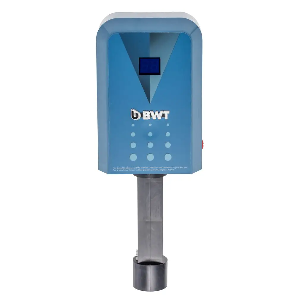 Dosiergerät in blauer Farbe mit digitaler Anzeige und mehreren Tasten, montiert auf einem grauen Rohr. Marke BWT ist deutlich sichtbar.